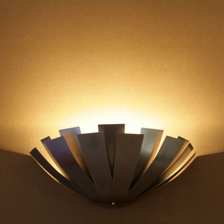 Mooie wandlamp uplight in rvs en moderne verlichting.